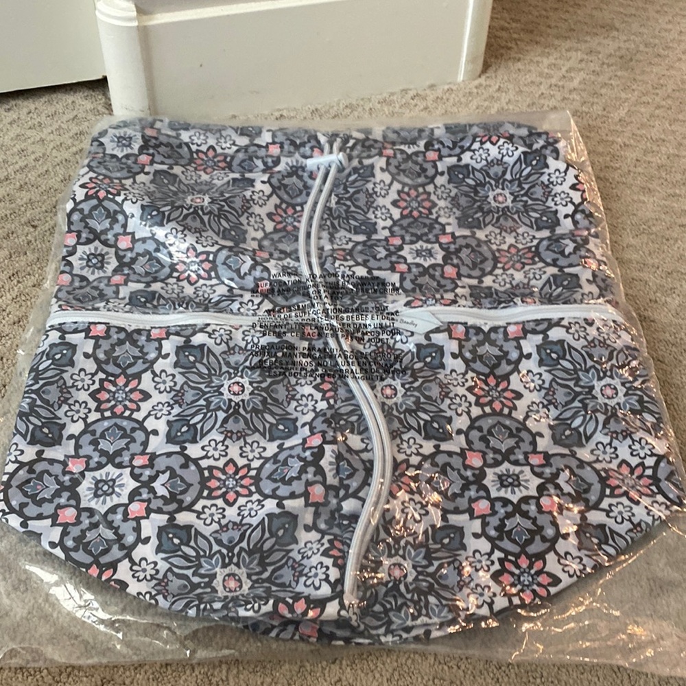 NWT and in bag Vera Bradley travel laundry bag Lisbon Medallion